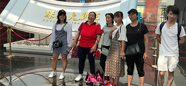 公司组织员工开展摘荔枝旅游聚餐等活动